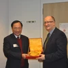 Thứ trưởng Nguyễn Văn Thành với ông David Daly, Vụ trưởng Vụ Đông Nam Á, Ban đối ngoại của EU. (Ảnh: TTXVN phát)