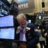 Các nhà giao dịch tại thị trường chứng khoán New York. (Ảnh: AFP/TTXVN)
