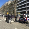 Cảnh sát phong tỏa lối vào trụ sở Quỹ Tiền tệ quốc tế (IMF) ở Paris, Pháp ngày 16/3 sau vụ nổ bom thư. (Ảnh: THX/TTXVN)