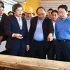 Thủ tướng Nguyễn Xuân Phúc đến thị sát, tìm hiểu về công nghệ điện rác Việt Nam. (Ảnh:Thống Nhất/TTXVN) 
