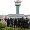 Cảnh sát chống bạo động Pháp được triển khai tại sân bay Orly sau vụ việc ngày 18/3. (Ảnh: AFP/TTXVN)