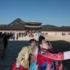 Khách du lịch tham quan cung điện Gyeongbokgung ở Seoul, Hàn Quốc. (Ảnh: AFP/TTXVN)