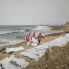 Thi thể người di cư thiệt mạng sau một vụ thuyền bị đắm ngoài khơi bờ biển. (Ảnh: EPA/TTXVN)