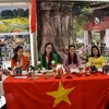 Gian hàng giới thiệu các sản phẩm thủ công mỹ nghệ của Việt Nam tại Ngày hội Pháp ngữ. (Ảnh: Bích Hà/TTXVN)