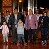 Bộ trưởng Ngoại giao Malaysia Anifah Anan (thứ 3) đi cùng với 9 công dân Malaysia trước đây bị mắc kẹt tại Bình Nhưỡng khi họ trở về nhà, tại Sân bay Quốc tế Kuala Lumpur, Malaysia ngày 31/3. (Nguồn: Reuters)
