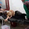 Người dân Syria được điều trị trong bệnh viện ở thị trấn Maaret al-Noman, tỉnh Idlib, sau khi bị ảnh hưởng bởi cuộc tấn công bị tình nghi sử dụng vũ khí hóa học ngày 4/4. (Ảnh: EPA/TTXVN)