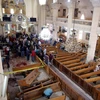 Lực lượng an ninh điều tra tại hiện trường vụ đánh bom bên trong một nhà thờ ở thành phố Tanta thuộc vùng châu thổ sông Nile của Ai Cập. (Ảnh: EPA/TTXVN)