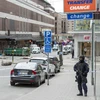 Cảnh sát Thụy Điển phong tỏa hiện trường vụ xe tải lao vào đám đông ở Stockholm, ngày 8/4. (Ảnh: THX/TTXVN)