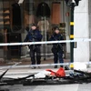 Cảnh sát Thụy Điển gác tại hiện trường vụ tấn công xe tải ở Stockholm. (Ảnh: AFP/TTXVN)