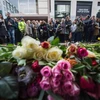 Người dân dành một phút mặc niệm tưởng nhớ các nạn nhân xấu số trong vụ tấn công khủng bố ở Stockholm ngày 10/4. (Ảnh: AFP/TTXVN) 