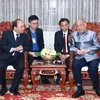 Thủ tướng Nguyễn Xuân Phúc đến thăm đồng chí Khamtay Siphandon, nguyên Chủ tịch Đảng, nguyên Chủ tịch nước Lào. (Ảnh: Thống Nhất/TTXVN)