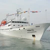 Tàu mẹ "Hướng Dương Hồng 09" mang theo tàu Giao Long rời thành phố Thanh Đảo, tỉnh Sơn Đông bắt đầu chuyến thám hiểm ngày 6/2 vừa qua. (Ảnh: THX/TTXVN)