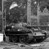Xe tăng quân Giải phóng tiến vào chiếm Dinh Độc Lập, trưa 30/4/1975. (Ảnh: Trần Mai Hưởng/TTXVN)