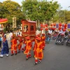 Đoàn rước trong nghi thức Lễ tế Tổ bách nghệ và Lễ rước tôn vinh nghệ nhân, làng nghề tại Thừa thiên-Huế, trên đường Lê Lợi. (Ảnh: Hồ Cầu/TTXVN)