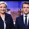 Hai ứng cử viên là ông Emmanuel Macron (phải) theo đường lối trung dung và bà Marine Le Pen (trái) thuộc phe cực hữu. (Ảnh: AFP/TTXVN)