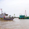 Tàu Biên phòng Sóc Trăng bắt tàu chở dầu không rõ nguồn gốc về cửa biển Trần Đề, tỉnh Sóc Trăng. (Ảnh: Trung Hiếu/TTXVN)