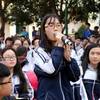 Học sinh trường Trung học phổ thông chuyên Phan Bội Châu nêu các thắc mắc về kỳ thi Trung học phổ thông quốc gia và xét tuyển đại học, cao đẳng năm 2017. (Ảnh: Bích Huệ/TTXVN)
