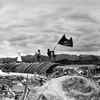 Ngày 7/5/1954, Lá cờ “Quyết chiến, Quyết thắng” của Quân đội nhân dân Việt Nam tung bay trên nóc hầm tướng De Castries, kết thúc cuộc kháng chiến chống Pháp oanh liệt đầy hy sinh, gian khổ kéo dài suốt 9 năm. (Ảnh: Triệu Đại/TTXVN)