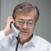 Tổng thống Hàn Quốc Moon Jae-in nói chuyện qua điện thoại và Tổng thống Mỹ Donald Trump tại nhà riêng ở Seoul của Hàn Quốc vào ngày 10/5. (Nguồn: Reuters)