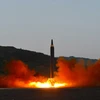 Triều Tiên phóng thử tên lửa đạn đạo đất đối đất kiểu mới Hwasong-12 ngày 14/5 vừa qua. (Ảnh: EPA/TTXVN)