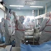 Nhân viên y tế điều trị cho bệnh nhân bị nhiễm virus cúm gia cầm H7N9 tại bệnh viện. (Ảnh: EPA/TTXVN)