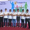 Đại diện sứ quán 9 nước ASEAN tại Campuchia chụp ảnh lưu niệm tại lễ khai mạc sự kiện. Công sứ Nguyễn Trác Toàn đứng ngoài cùng bên trái. (Ảnh: Phan Minh Hưng/TTXVN)