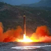Tên lửa đạn đạo đất đối đất tầm trung Hwasong-12 được Triều Tiên phóng thử ngày 14/5 vừa qua. (Ảnh: Yonhap/TTXVN)