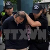 Cảnh sát bắt giữ một binh sỹ liên quan tới vụ đảo chính. (Nguồn: EPA/TTXVN)