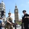 Cảnh sát Anh gác bên ngoài tòa nhà Quốc hội ở London ngày 25/5. (Ảnh: EPA/TTXVN)