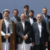 Tổng thống Afghanistan Ashraf Ghani (giữa) và các đại biểu chụp ảnh lưu niệm tại hội nghị. (Ảnh: AFP/TTXVN)