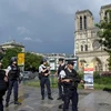 Cảnh sát Pháp phong tỏa bên ngoài nhà thờ Notre-Dame ở Paris sau vụ tấn công ngày 6/6. (Ảnh: AFP/TTXVN)