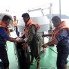 Lực lượng cứu hộ vớt được một chiếc bánh xe của máy bay quân sự bị mất tích ở ngoài khơi tỉnh Launglon ngày 8/6. (Ảnh: THX/TTXVN)