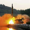 Triều Tiên phóng thử một tên lửa đạn đạo được trang bị hệ thống dẫn đường chính xác tại một địa điểm bí mật ở Triều Tiên. (Ảnh: EPA/ TTXVN)