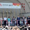 Các đại biểu cắt băng khai mạc Lễ hội Việt Nam năm 2017 tại Nhật Bản. (Ảnh: Gia Quân/Vietnam+)