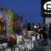 Người dân Mỹ đặt hoa tưởng niệm các nạn nhân của vụ tấn công tại hộp đêm Pulse ở Orlando, Florida ngày 11/6. (Ảnh: AFP/TTXVN)