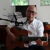Tiến sỹ Đào Minh Quang - sáng lập Quỹ Đào Minh Quang, chuẩn bị một tiết mục biểu diễn. (Ảnh: Phạm Văn Thắng/Vietnam+)