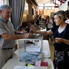 Cử tri đi bỏ phiếu tại điểm bầu cử ở Carhaix-Plouguer ngày 18/6. (Ảnh: AFP/TTXVN)