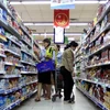 Người tiêu dùng mua sắm tại hệ thống siêu thị Saigon Co.op. (Ảnh: Thanh Vũ/TTXVN)