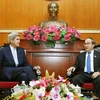 Bí thư Thành ủy Thành phố Hồ Chí Minh tiếp cựu Ngoại trưởng Hoa Kỳ John Kerry. (Ảnh: Nguyễn Dân/TTXVN)