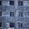 Tòa chung cư Grenfell Tower bị phá hủy sau vụ hỏa hoạn. (Ảnh: AFP/TTXVN)