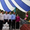 Phó Thủ tướng Trương Hòa Bình và các đại biểu tại bia kỷ niệm báo Giải phóng. (Ảnh Lê Đức Hoảnh/TTXVN)