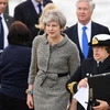 Thủ tướng Anh Theresa May (giữa) tham dự sự kiện Ngày Quân đội tại Liverpool. (Ảnh: AFP/TTXVN)