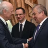 Ông Alexander Lavrentiev (phải) gặp Đặc phái viên Liên hợp quốc về vấn đề Syria, ông Staffan de Mistura (trái) bên lề cuộc đàm phán về tình hình Syria ở Astana, Kazakhstan ngày 3/5 vừa qua. (Ảnh: AFP/TTXVN) 
