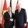 Thủ tướng Nguyễn Xuân Phúc gặp Thủ hiến Bang Hessen ông Volker Bouffler. (Ảnh: Thống Nhất/TTXVN)