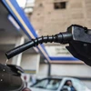 Bơm xăng cho các phương tiện tại trạm xăng. (Ảnh: AFP/TTXVN)