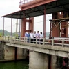 Đoàn công tác kiểm tra công trình thủy lợi hồ Núi Cốc tại thành phố Thái Nguyên. (Ảnh: Thu Hằng/TTXVN) 