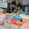 Một quầy bán sách, vở và đồ dùng học tập của Công ty Phát hành sách và Thiết bị trường học Thành phố Hồ Chí Minh phục vụ các em học sinh. (Ảnh: Phương Vy/TTXVN)