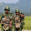 Binh sỹ Myanmar tuần tra tại thị trấn Maungdaw, bang Rakhine. (Ảnh: AFP/TTXVN)