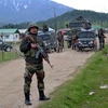 Các binh sĩ Ấn Độ gác bên ngoài doanh trại quân đội ở quận Kupwara sau vụ đánh bom ngày 27/4 vừa qua. (Ảnh: EPA/TTXVN)