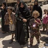 Người dân Iraq quay trở về Mosul sau khi quân đội Chính phủ giành quyền kiểm soát thành phố này từ tay IS ngày 8/ vừa qua. (Ảnh: AFP/TTXVN)
